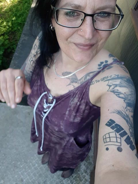 CrazyLara Porno Video: Auf die Wiese gepinkelt