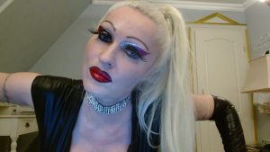Diva-Bizarre Porno Video: Starkes Makeup !