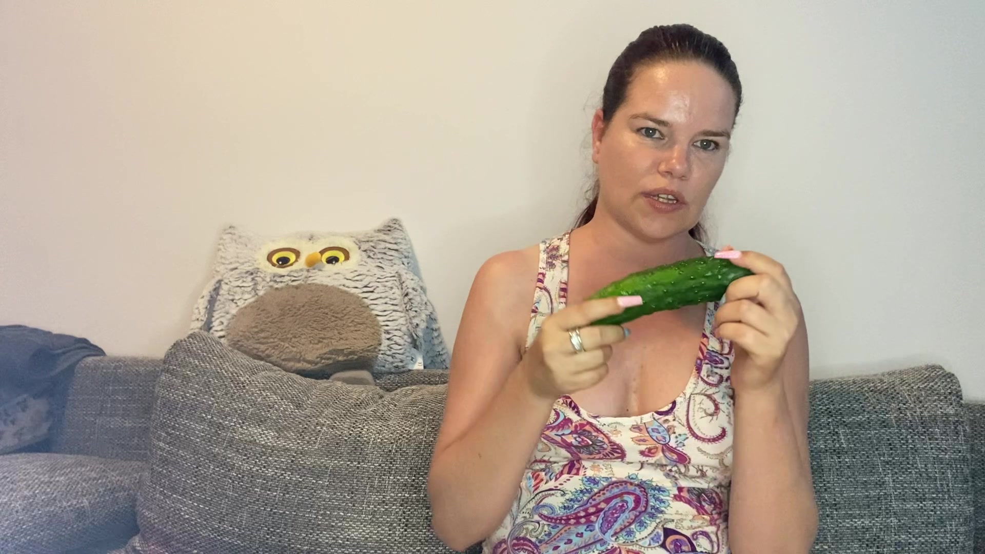 Jenny-Sun Porno Video: Lass uns dein Gürkchen abmelken!