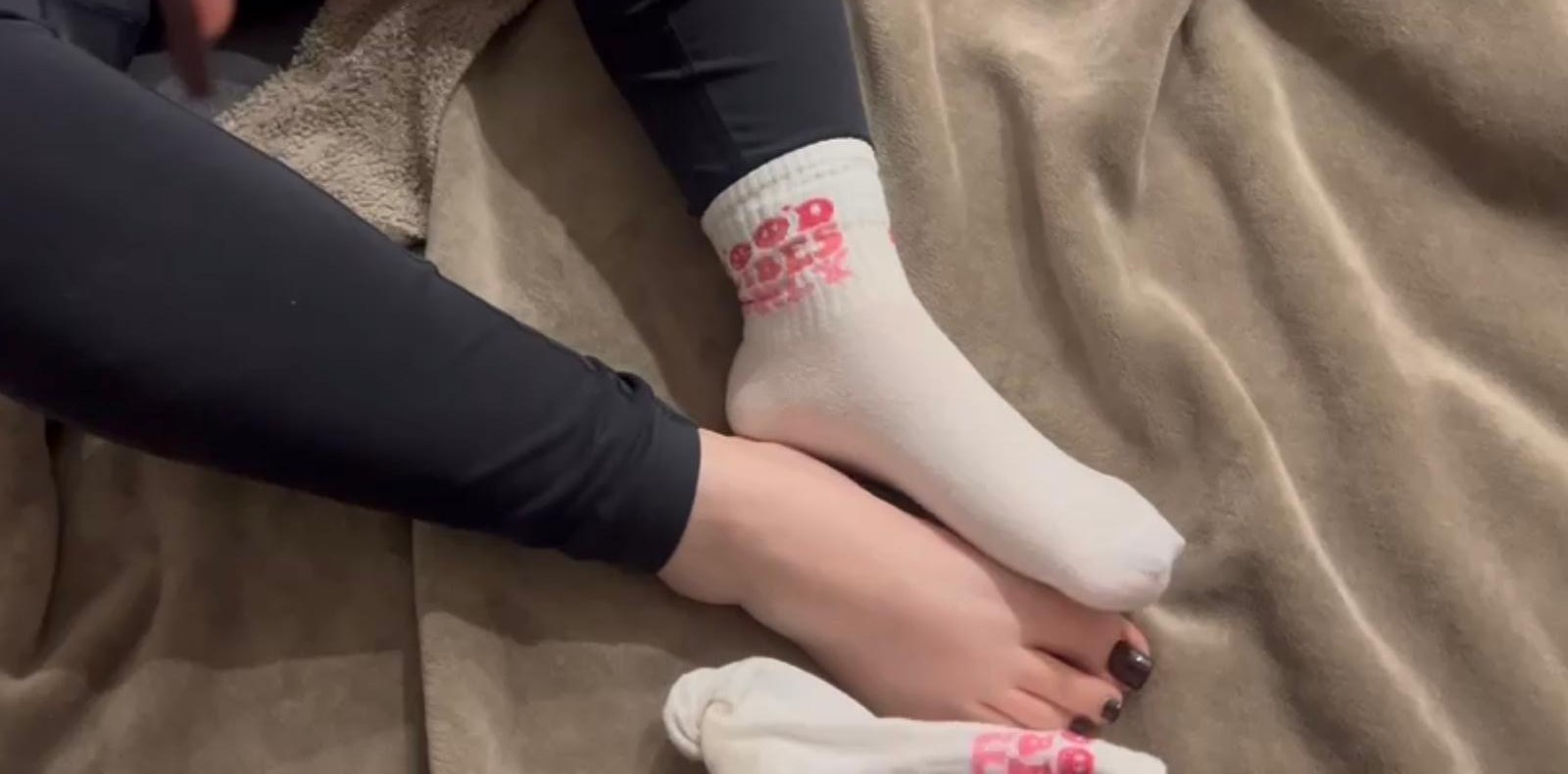 Lady-Elisa Porno Video: Cremig geile Füße