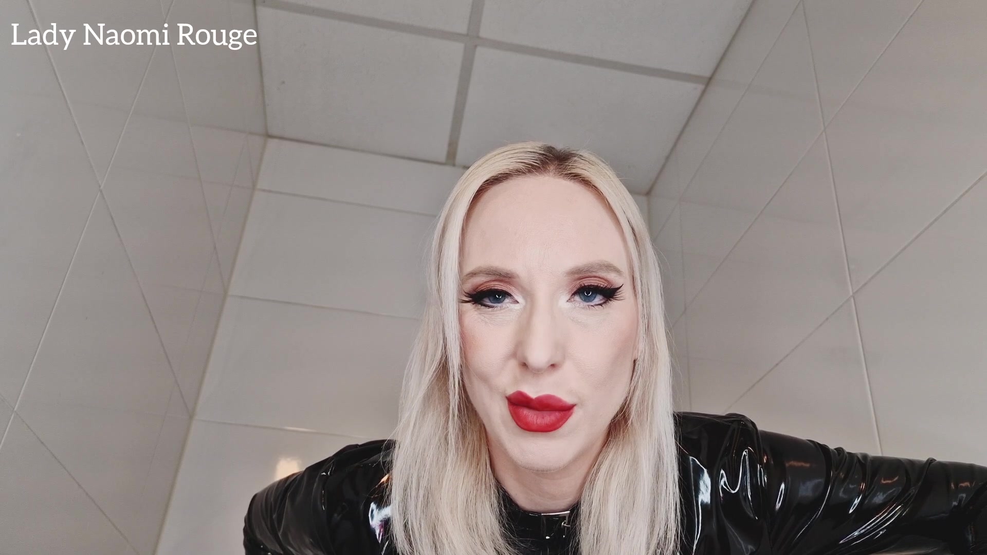 Lady-Naomi-Rouge Porno Video: Bananen-Blowjob? Sexy dominantes Foodspitting