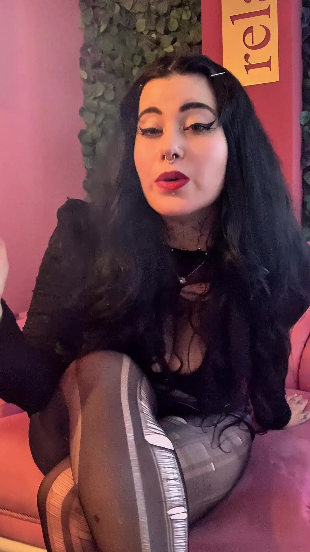 Lady-Valentina Porno Video: Aschenbecher und Schlucktraining für deine Mundfotze