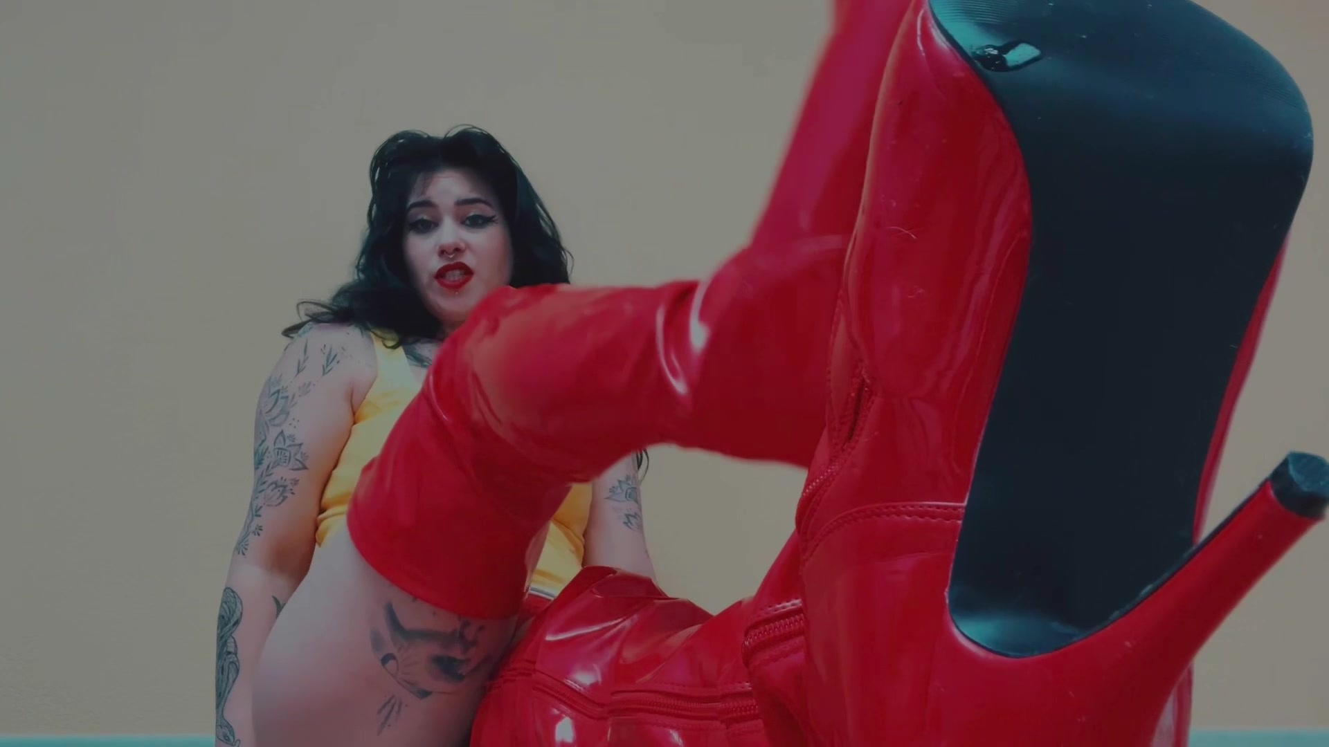 Lady-Valentina Porno Video: Leck die Stiefel von Lady Valentina!