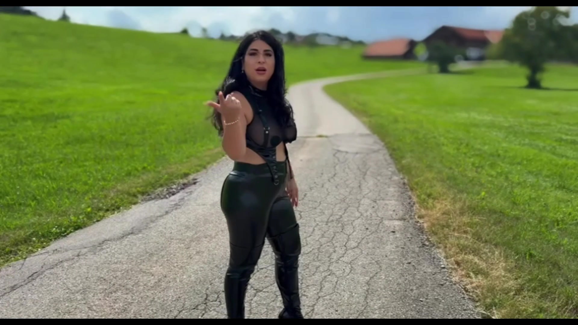 LadyAyse Porno Video: Du darfst den Boden lecken auf dem ich gehe