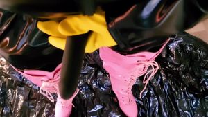 LadyDomisa Porno Video: Ich ficke dein Arschloch mit dem Strapon und gelbe Gummihandschuhe