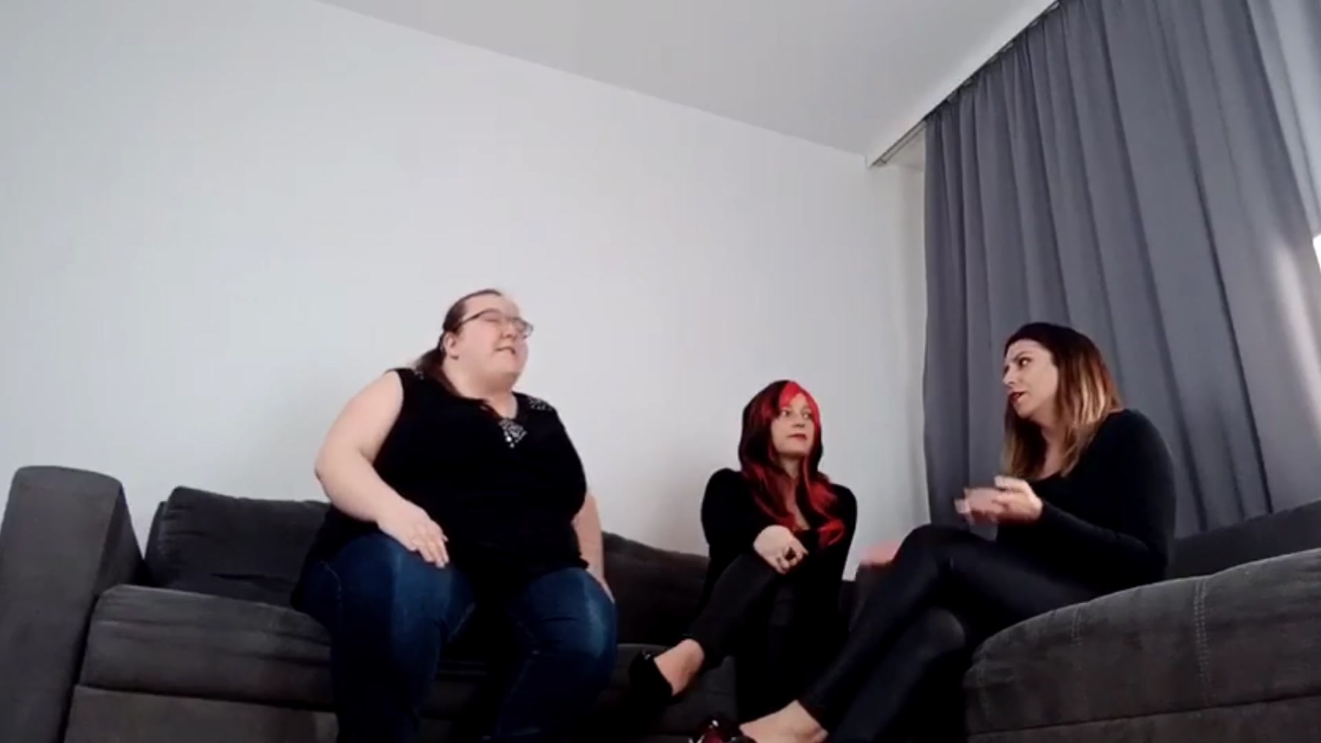 LadyOksana Porno Video: 3 Herrinnen lästern herablassend über Loser Teil 2