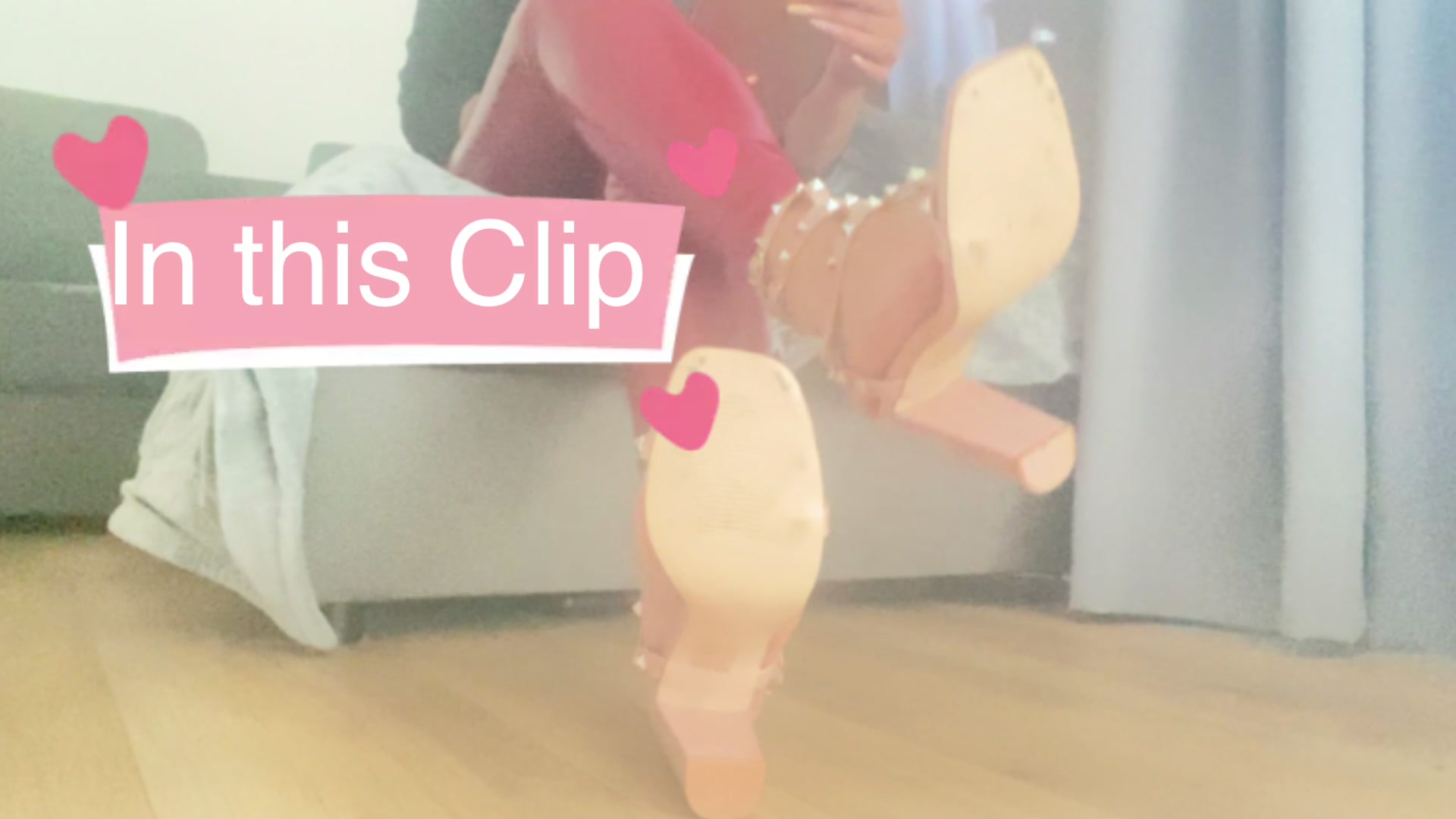 LadyOksana Porno Video: Tägliche Dosis! ..rosa Sandalen schwingen am Morgen in roten VinylLeggings