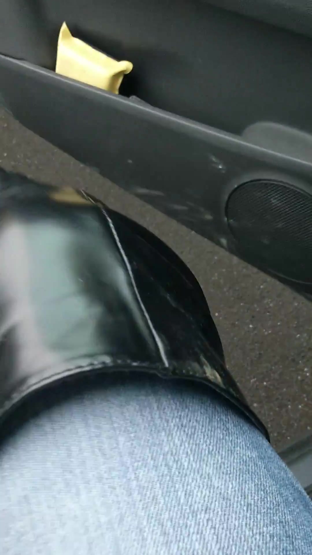 MissShiny Porno Video: Stiefel unterwegs zum Cash and Go