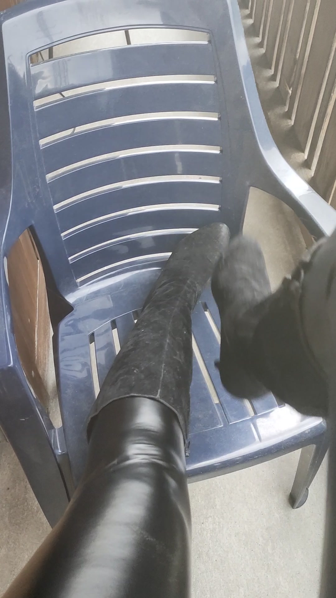 MissShiny Porno Video: Wildlederstiefel und Wetlooklegging