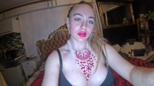 Queen_of_BDSM Porno Video: Domina pisst ab in ihren Jacuzzi!