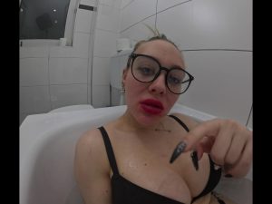 Queen_of_BDSM Porno Video: Fußgöttin gibt Wichsanleitung in der Badewanne!
