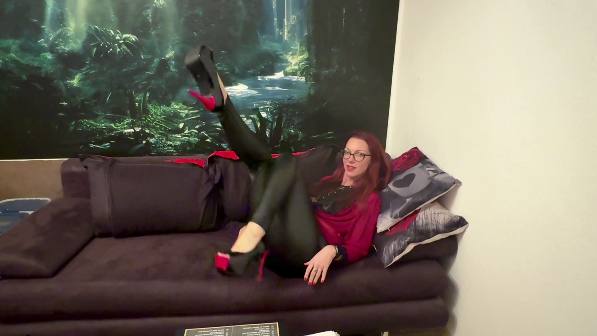 Red-Jayde Porno Video: Erste geile Schuh-Schow