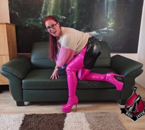Red-Jayde Porno Video: Meine Stiefel sind kein Spiel. Sie sind eine Ansage.