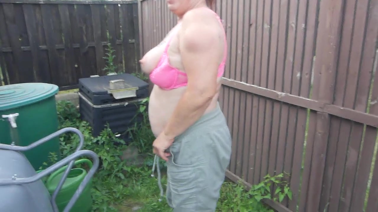 elbluder Porno Video: in Gartenecke gepisst