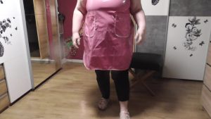 tammara28 Porno Video: Im Gummischürze Mach ich die Hausschuhe platt
